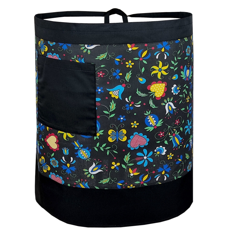 Kuharska pregača s folklornim uzorcima.