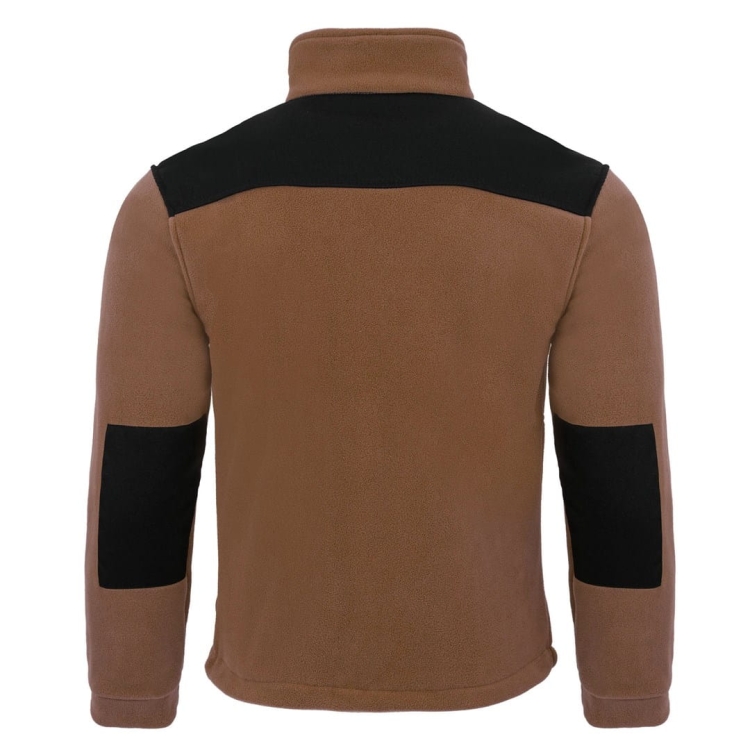 Crne umetke u smešnoj polarnoj dukserici.