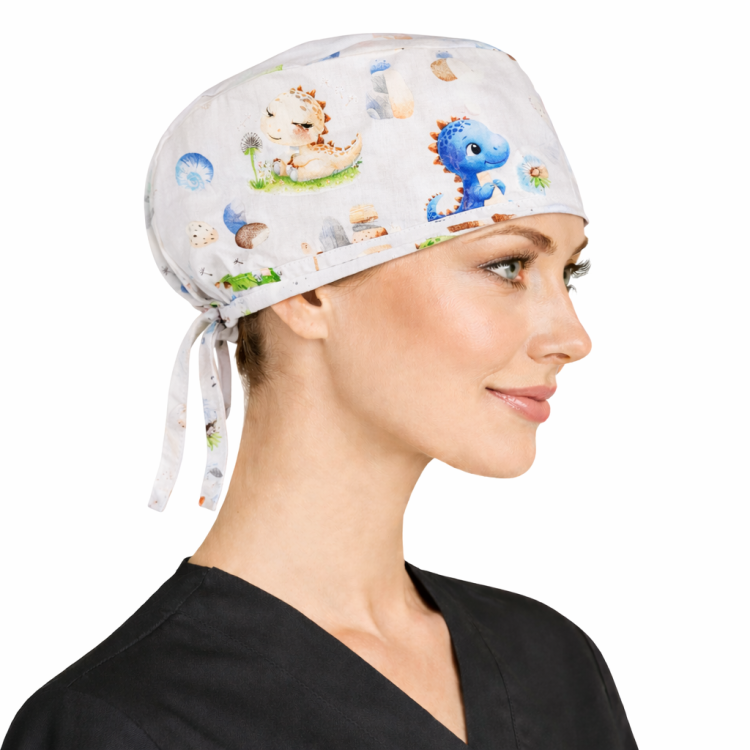 Czepek medyczny w kolorowe bajkowe wzory dla medyków W18 widok z boku.png