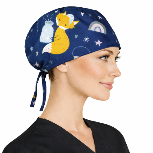 Czepek medyczny w kolorowe bajkowe wzory dla medyków W10 widok z boku.png