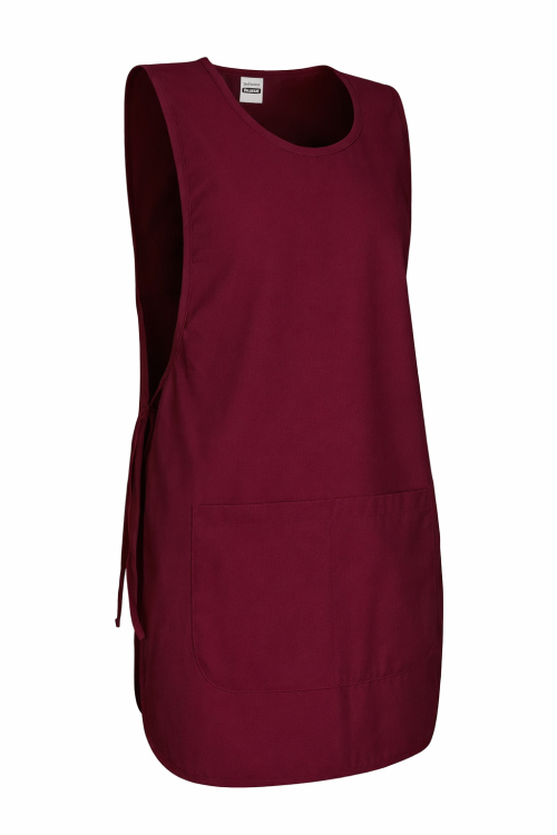 Fartuszek kuchenny wkładany przez głowę zawiązywany z boku z podwójną kieszenią kolor bordowy mockup bok.png