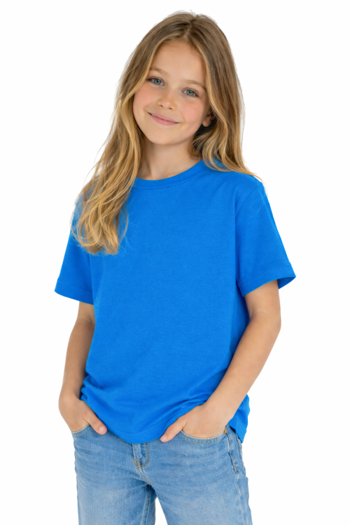 T-shirt dziecięcy dla chłopca i dziewczynki kolor chabrowy widok dziewczynki w t-shirt.png