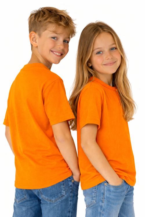 T-shirt dziecięcy dla chłopca i dziewczynki kolor pomarańczowy widok z boku.png
