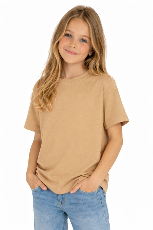 T-shirt dziecięcy dla chłopca i dziewczynki kolor beżowy widok dziewczynki w t-shirt.png