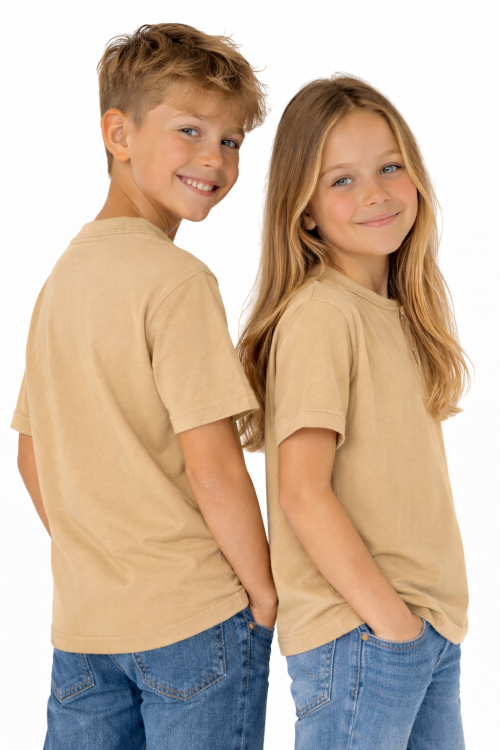 T-shirt dziecięcy dla chłopca i dziewczynki kolor beżowy widok z boku.png