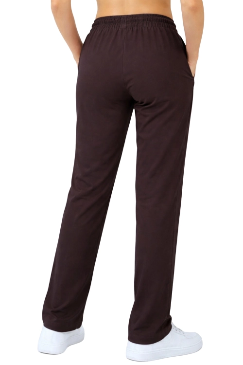 Medyczne damskie spodnie   , prosta klasyczna  nogawka  w kolorze czekoladowym.png