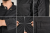 Bluza-kucharska-meska-zakryte-zatrzaski-dwie-kieszenie-kolor-czarny-detale.png