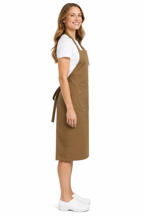 Profesjonalny fartuch gastronomiczny z kieszenią regulowaną klamrą z karczkiem kolor beżowy bokiem.png